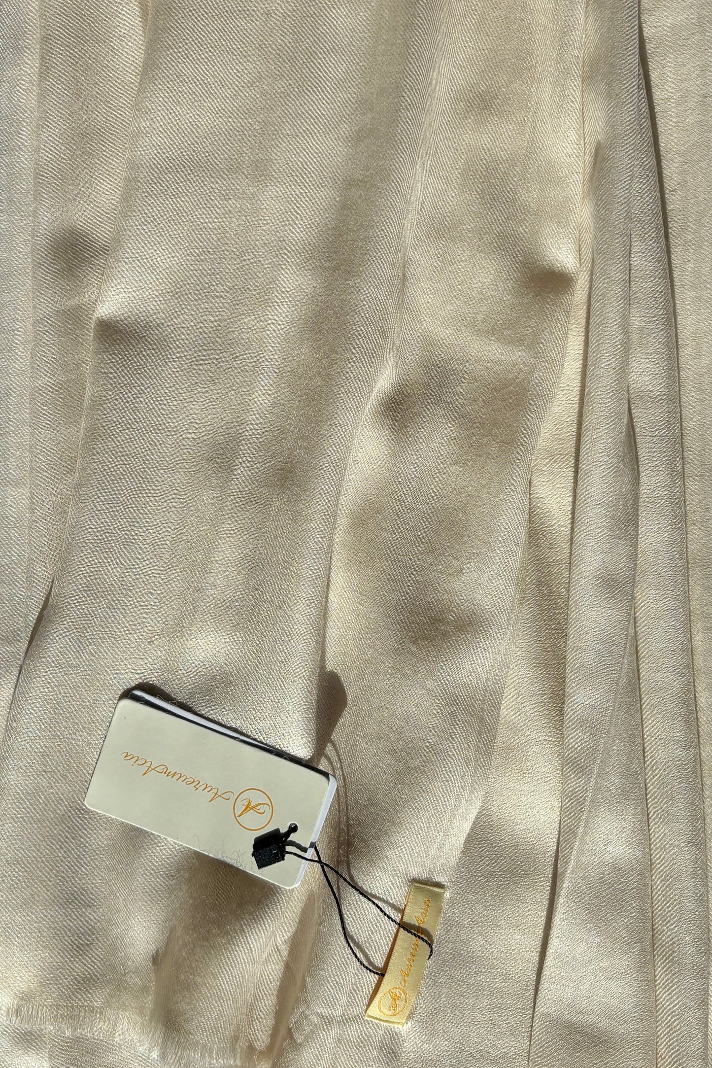 Beige solid stole of silk, cashmere and wool 